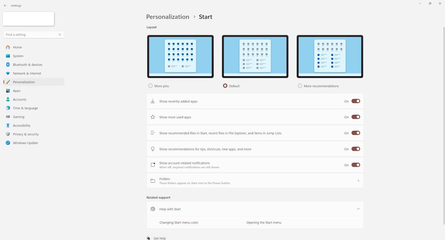 startmenu settings Aloitusvalikon asetuksissa voit itse määrittää, mitä haluat nähdä valikossa. Jos valitset vaihtoehdon Lisää suosikkeja vasemmassa reunassa (kuvassa englanninkielinen versio nimellä More pins), suositukset-osio pienenee entisestään. Tämän jälkeen voit poistaa alla olevat liukukytkimet käytöstä yksi kerrallaan ja nähdä, kuinka aloitusvalikosta tulee yksinkertaisempi.